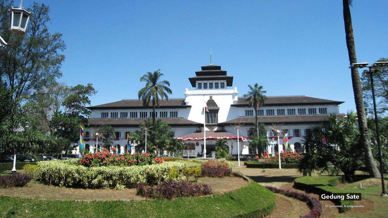 Hotel Bantal Guling Alun Alun Bandung Extérieur photo